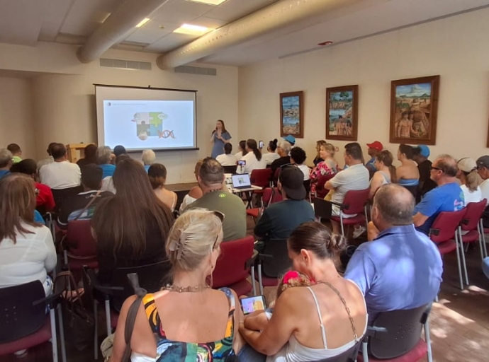 Publico entusiasma pa siña di nos antepasadonan a bishita MANA Dia di Himno y Bandera